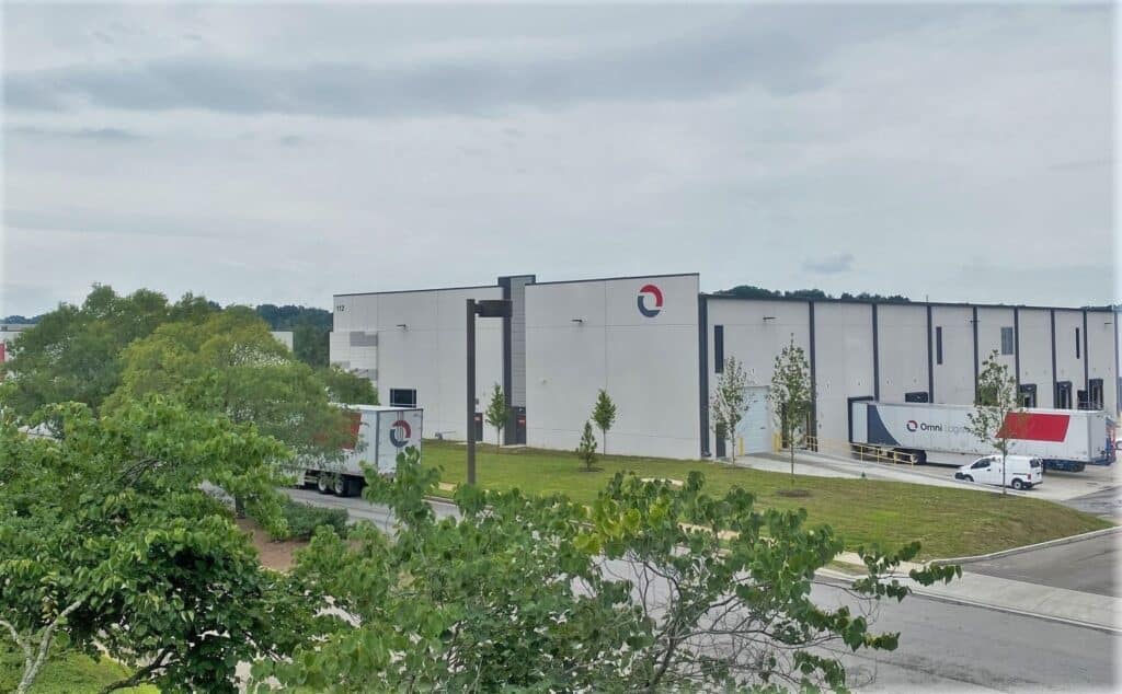 位于纳什维尔的 Omni Logistics 跨码头设施 配备 Omni 拖车的外部仓库